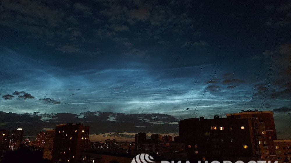    Светящиеся облака над Москвой это испытания секретного климатического оружия или просто красивое явление