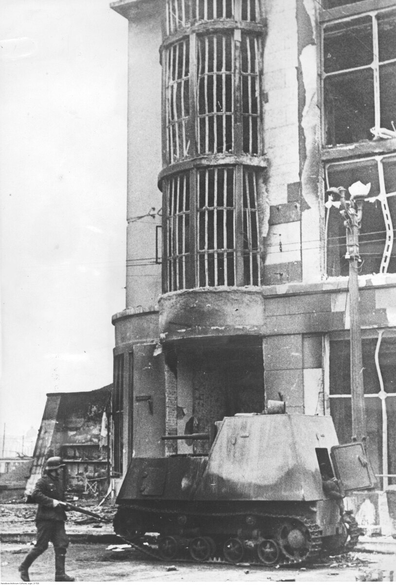 Харьков после оккупации немецкими войсками. Перед разрушенным зданием стоит советская самоходка из переделанного трактора.