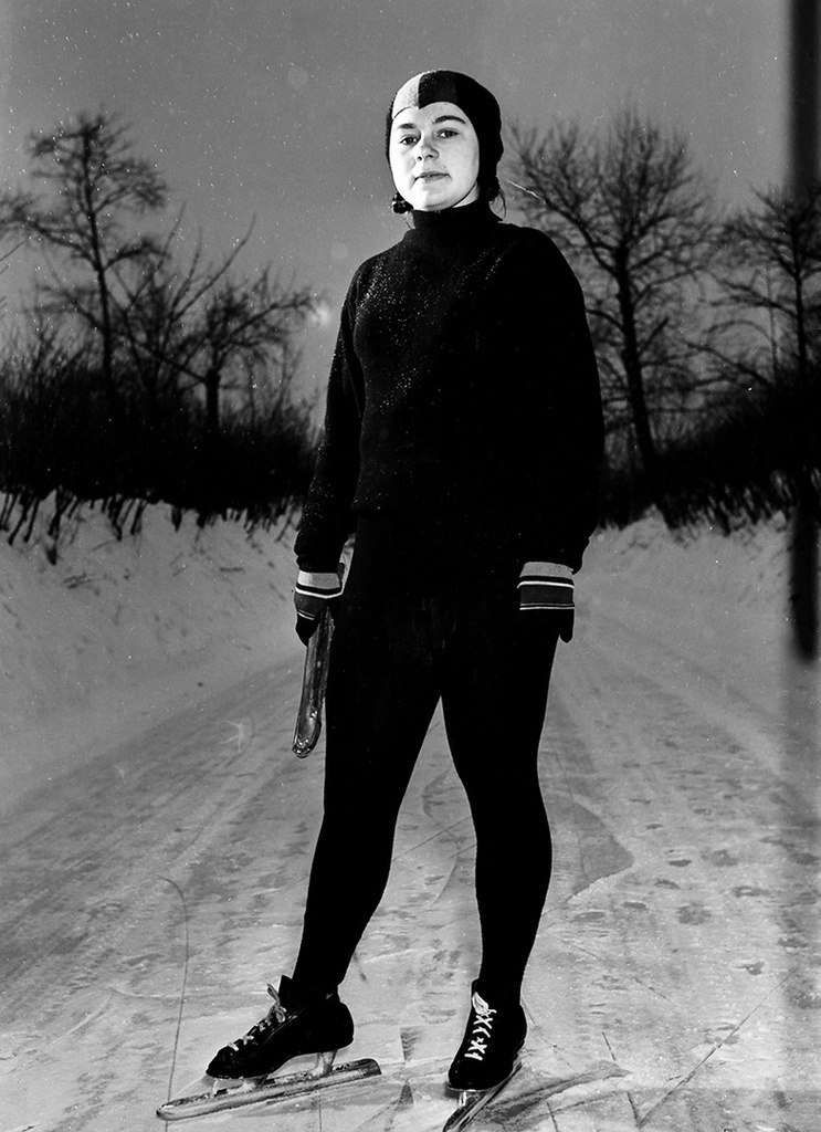 Мастер спорта, контролер моторного цеха Инна Малфыгина. Москва, 1955 год