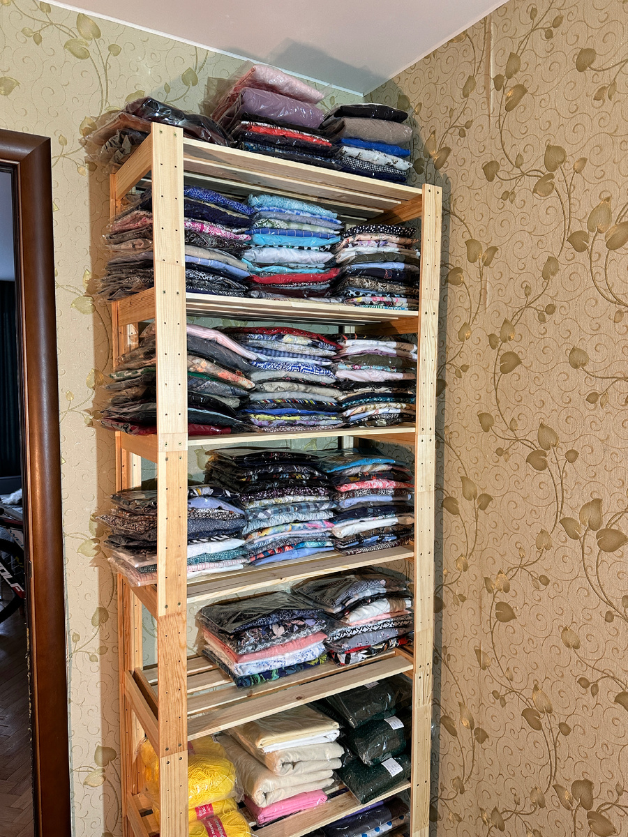 Фото автора. На стеллаже в данный момент около 230 лотов. И еще осталось место 😁