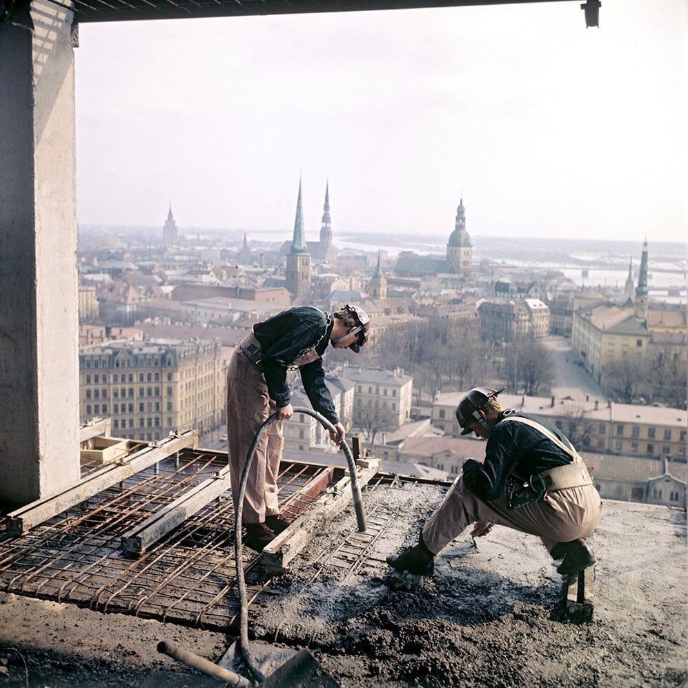 Монтажники-высотники студенты одного ПТУ в Риге, 1975