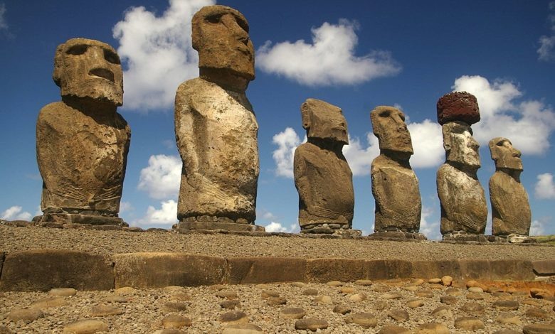 Взгляды всех моаи устремлены в небо. https://clck.ru/3LsSrw