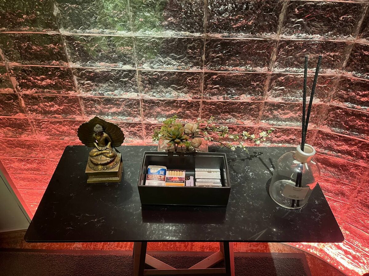 столик при входе - в прошлый раз здесь сидела сова Гарри Поттера - Букля