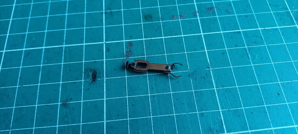 Сломанные пластмассовые усики.