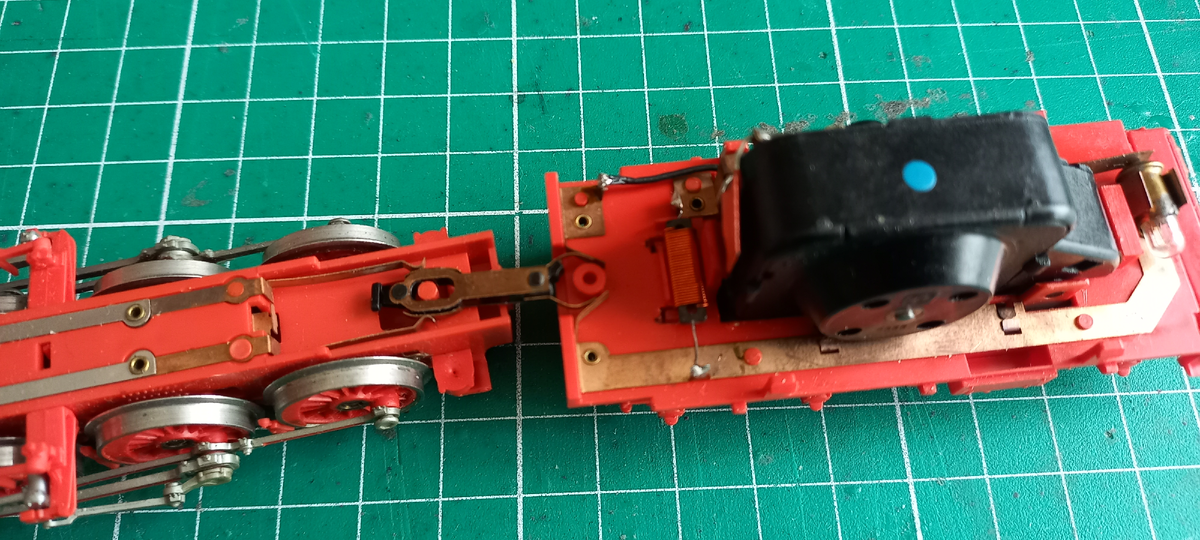 Вид без корпуса. Видны сломанные усики на сцепке.