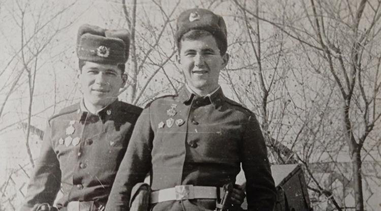 Военнослужащие ПВ КГБ СССР:  М. Чубыкин со своим товарищем