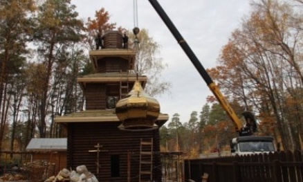 Строят новый храм небольшой, но тоже приятный видимо. Всем советую, обязательно к посещению и прикупайте там новые иконы и всякие другие освещенные вещи для жизни и здоровья