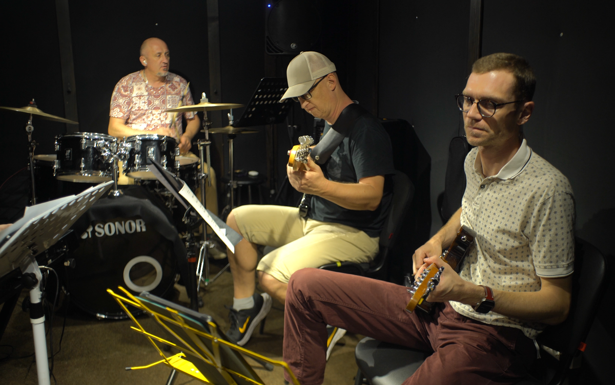 Репетиция перед записью материала в студии.