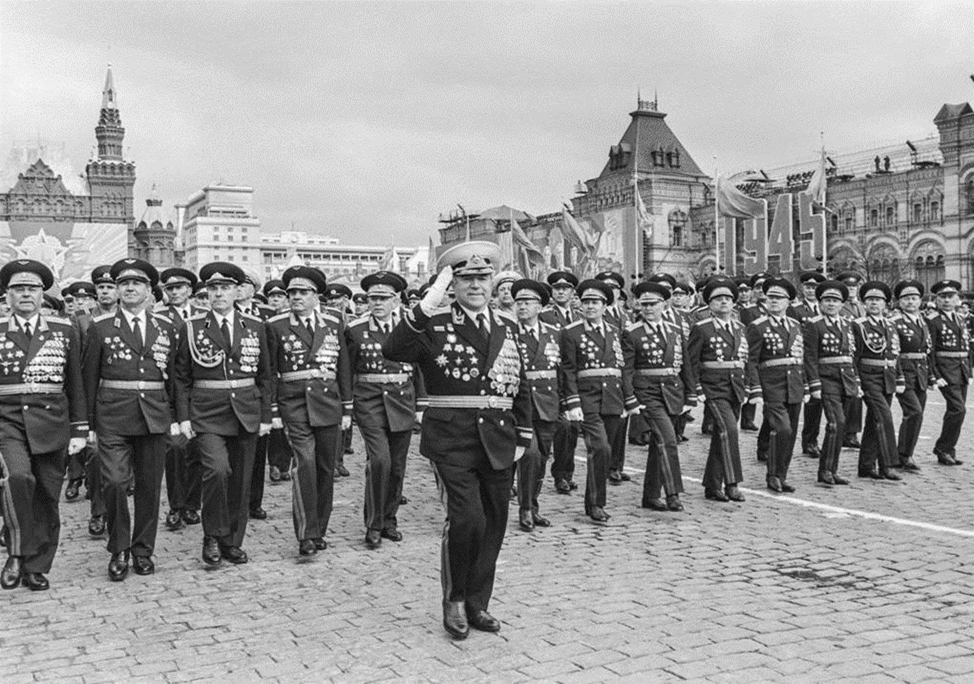 9 мая 1985 года. Генерал-лейтенант Попков во главе колонны Героев Советского Союза на параде в честь сорокалетия Великой Победы