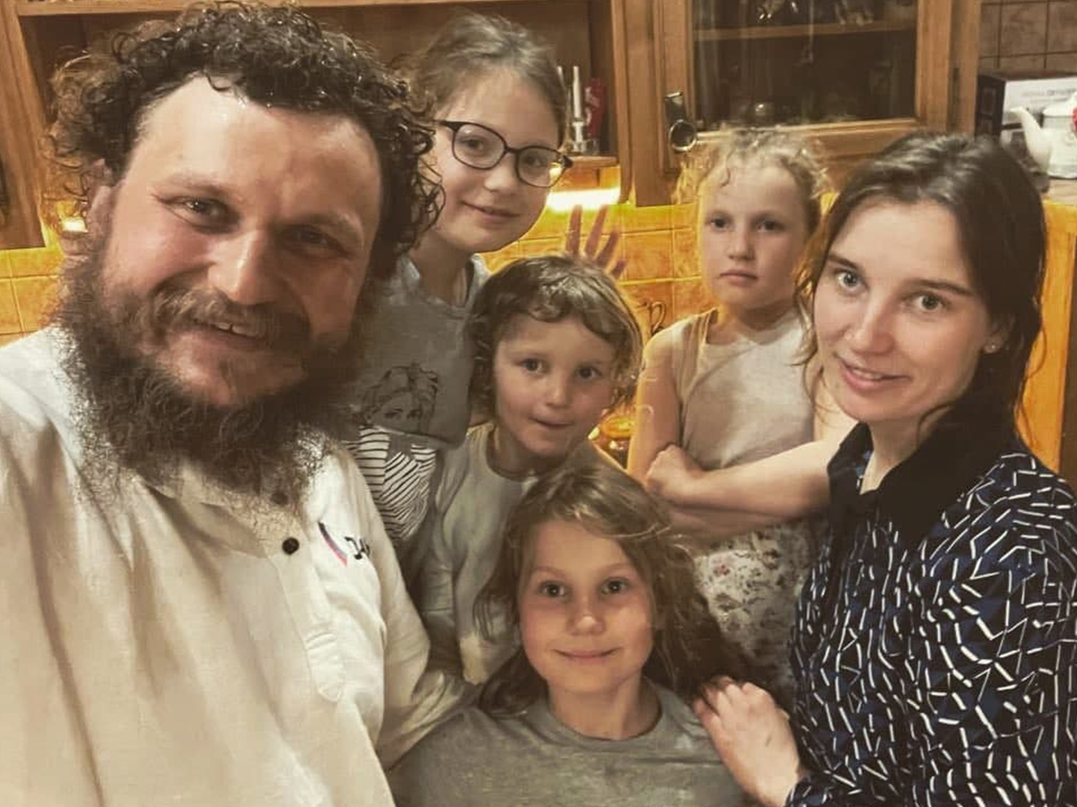 Единственную дочь миллиардер обменял на лошадь.