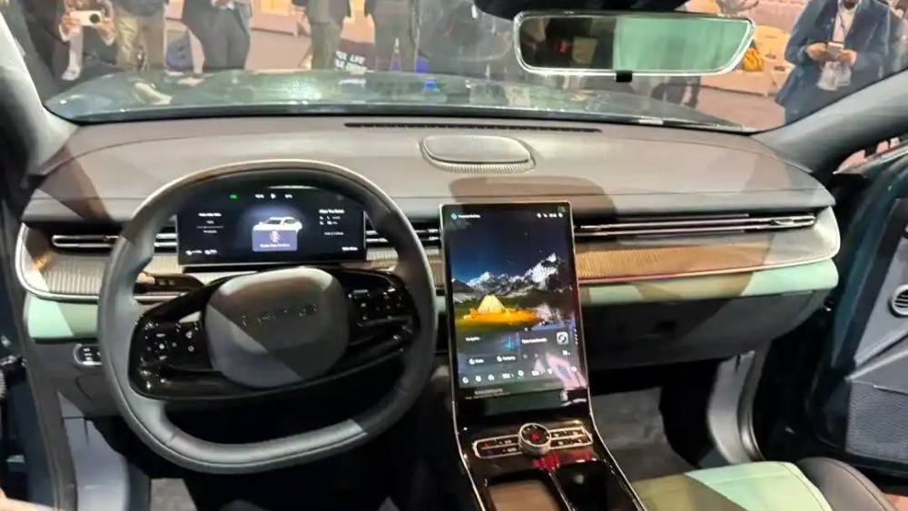 Интерьер кроссовера Lepas L8 / фото из соцсети Weibo  📷
