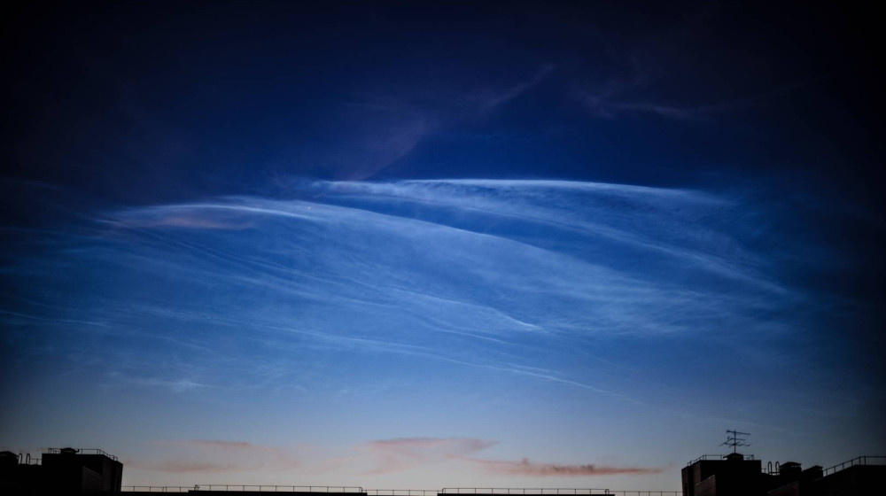    Светящиеся облака над Москвой это испытания секретного климатического оружия или просто красивое явление