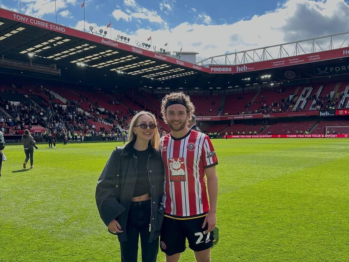    Дочь олимпийского чемпиона и чемпиона мира в составе сборной СССР по хоккею Игоря Ларионова Алена Ларионова и английский футболист Том Дэвис© Фото : Соцсети Алены Ларионовой