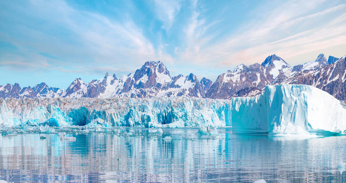 Если ледяной щит Гренландии когда-нибудь растает, уровень воды в мировом океане поднимется на семь метров. Его высота в некоторых точках достигает более 3200 метров над уровнем моря. Фото: muratart / Shutterstock / Fotodom