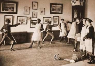 Тренеры дают урок фехтования