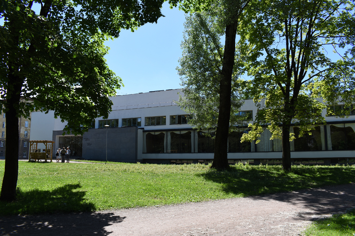 Лаконичный внешний вид библиотеки снаружи