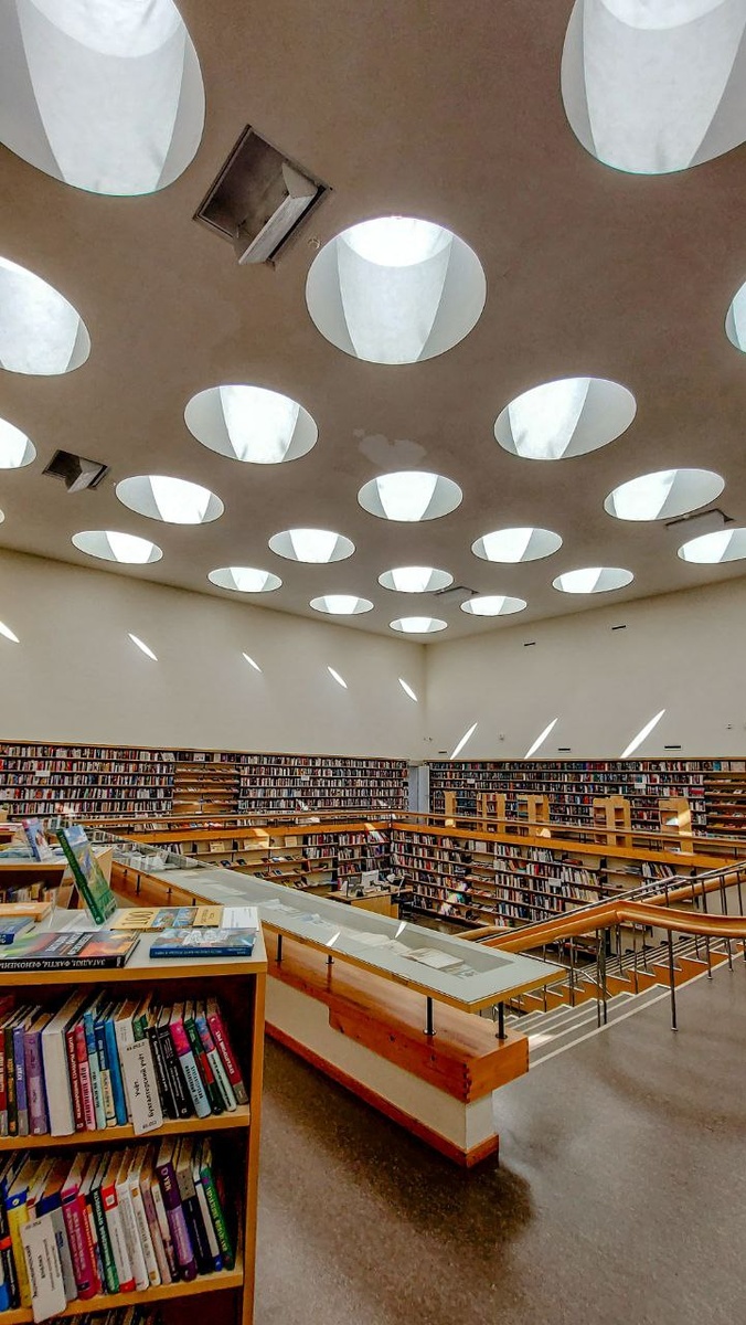 По проекту предполагалось только естественное освещение в библиотеке. Ритмичная игра света 