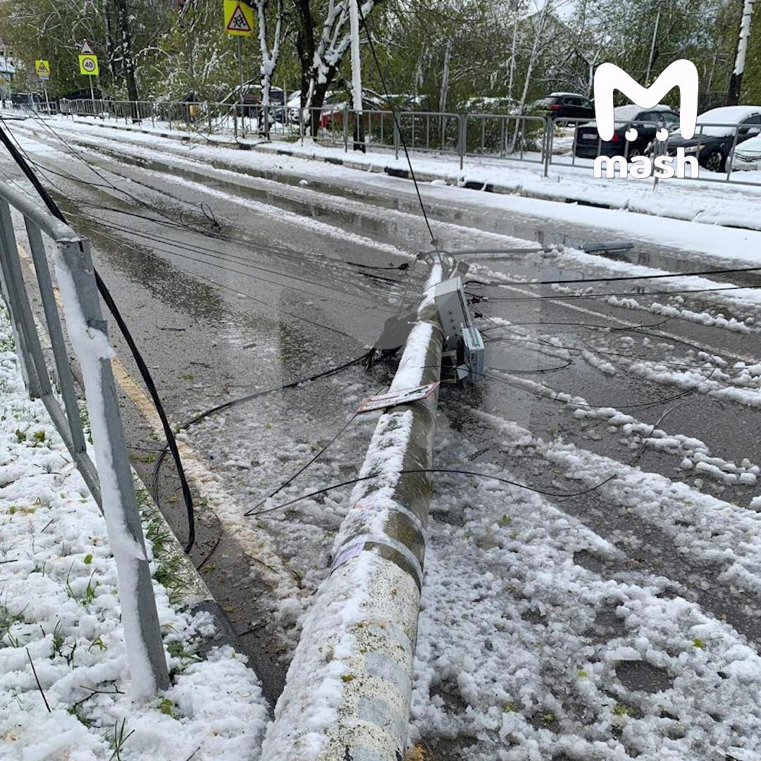 Упавшая где-то в Подмосковье опора освещения