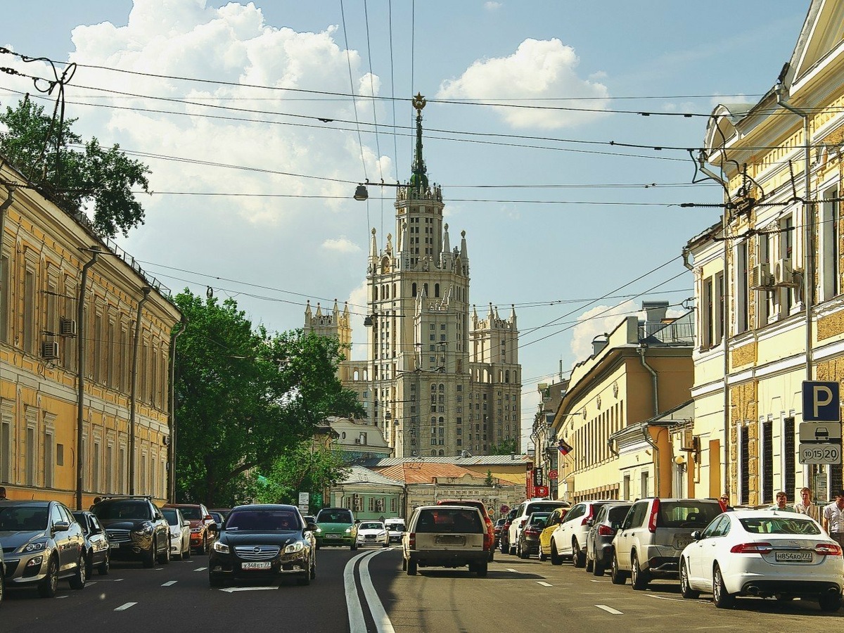 Бывшая Болвановская слобода: Верхняя Радищевская улица спускается к сталинской высотке на Яузских воротах. Фото: Сергей С. / Яндекс Карты