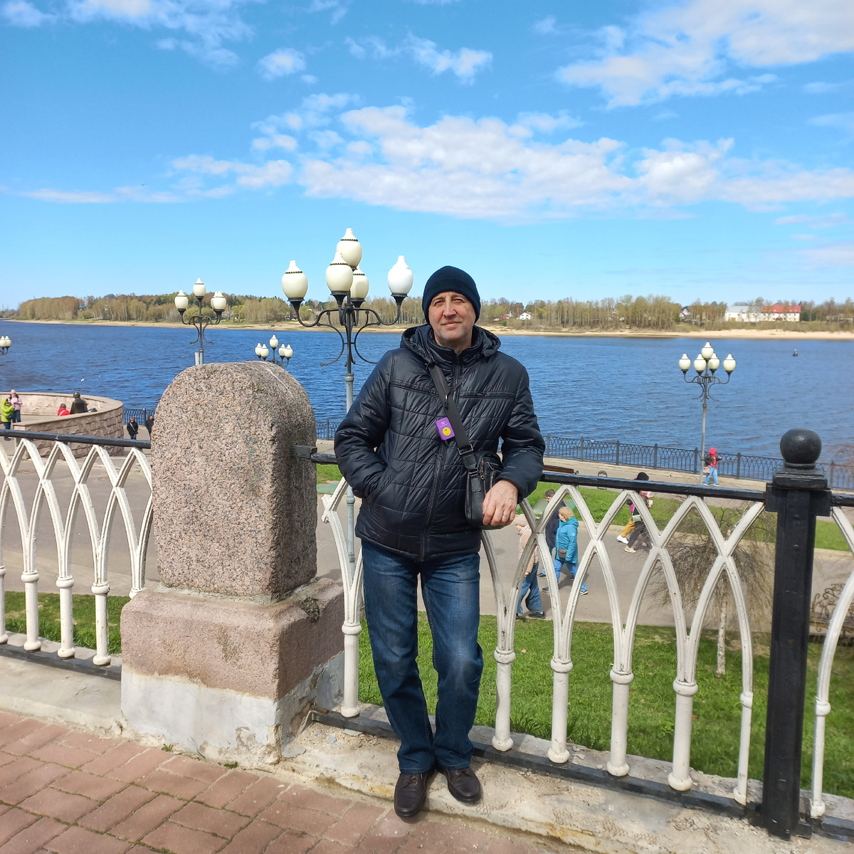 Муж на набережной Волги