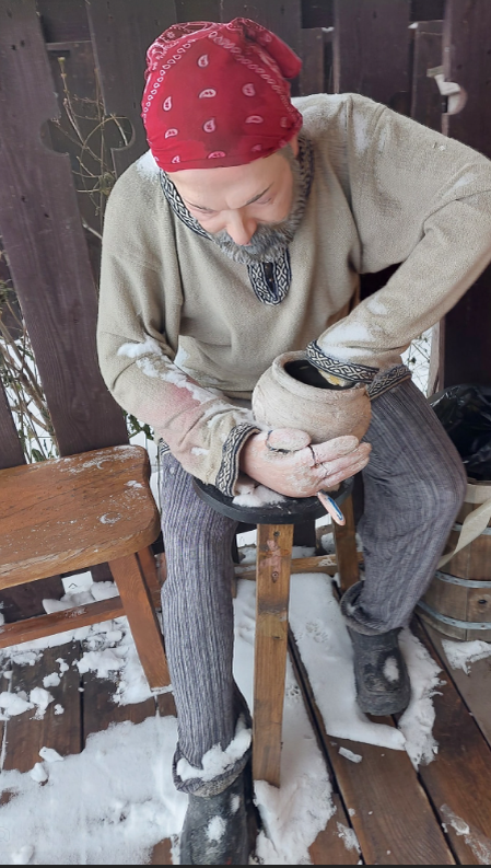 Экспонат перед Гончаной лавкой. Свияжск. Фото автора. ноябрь 2023 г