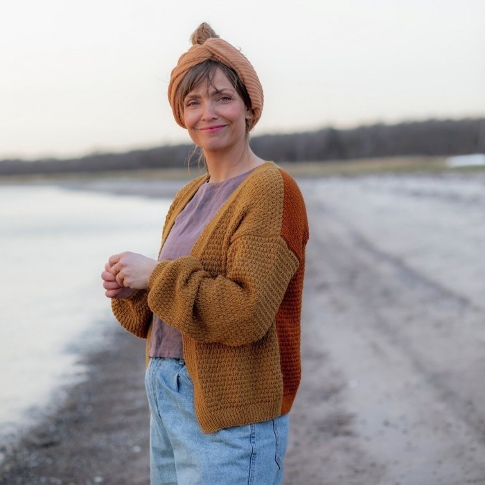 Кардиган спицами из пряжи двух контрастных цветов