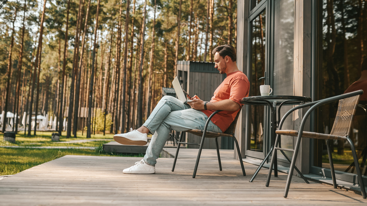 Загородный интернет и ИТ-инфраструктура: можно ли работать удалённо из глуши в 2025 году?