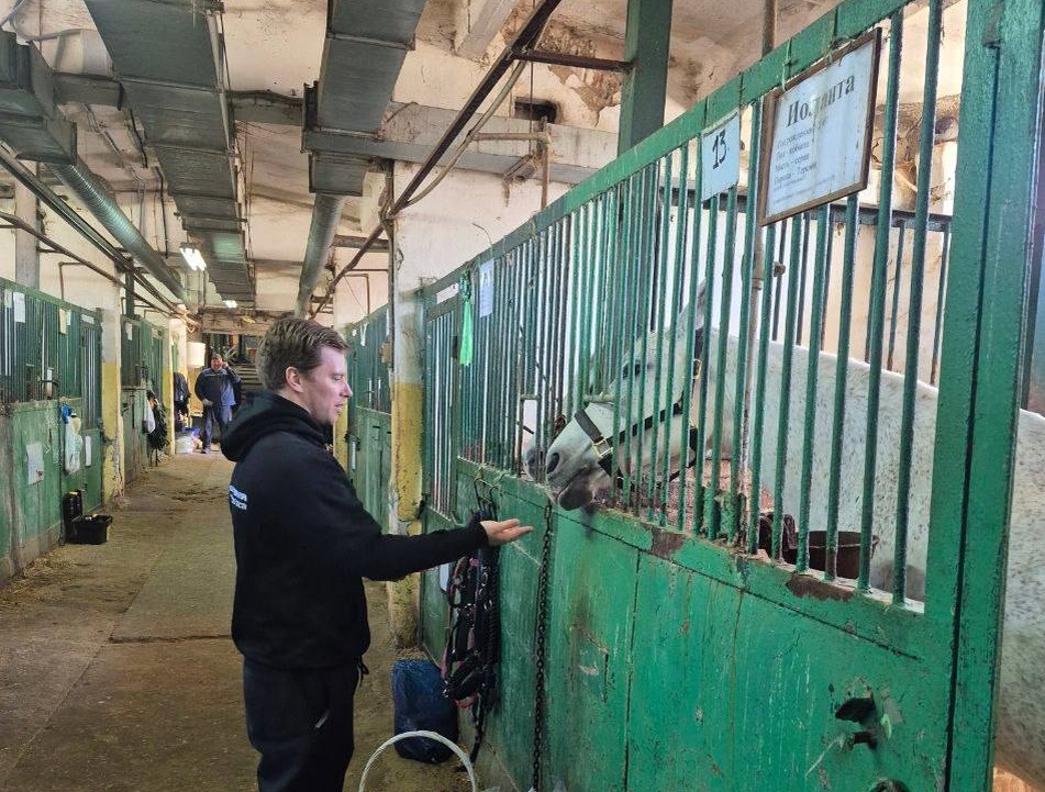    Дмитрий Кабайло посетил спортивную школу, где вместе с руководством учреждения провел заседание педагогического совета