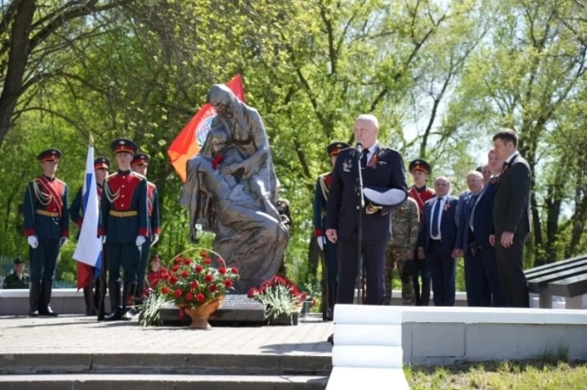    Ульяновцы возложили цветы к памятнику воинам, умершим в госпиталях города