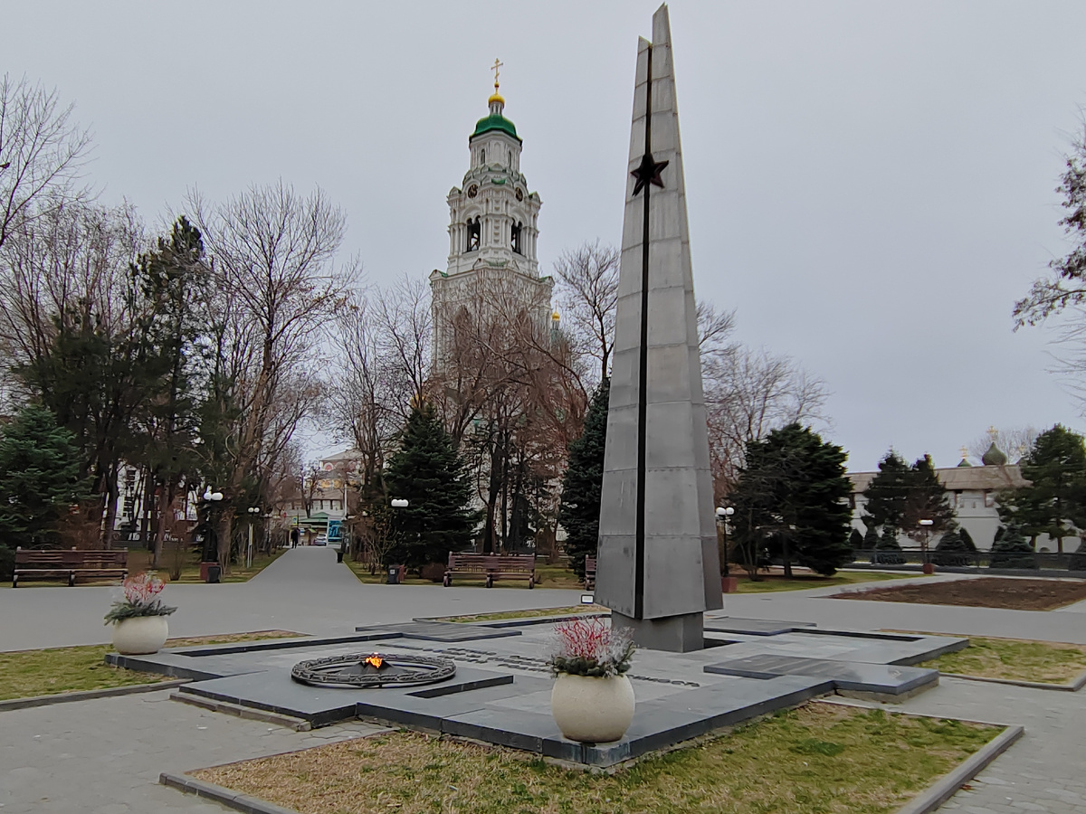 Памятник советским воинам, погибшим в боях на подступах к Астрахани в феврале 1943 года.
