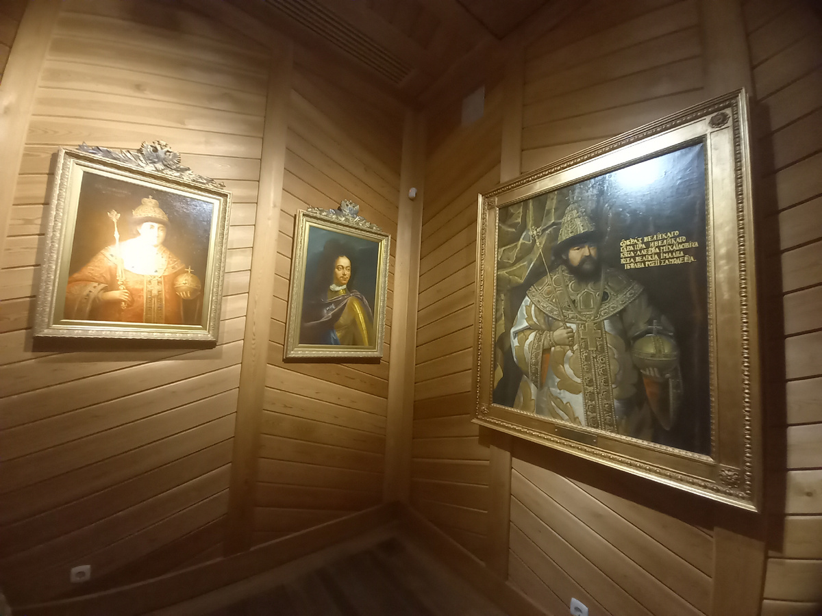 Алексей Михайлович (справа) и его сыновья, ставшие монархами  - Фёдор и Пётр 