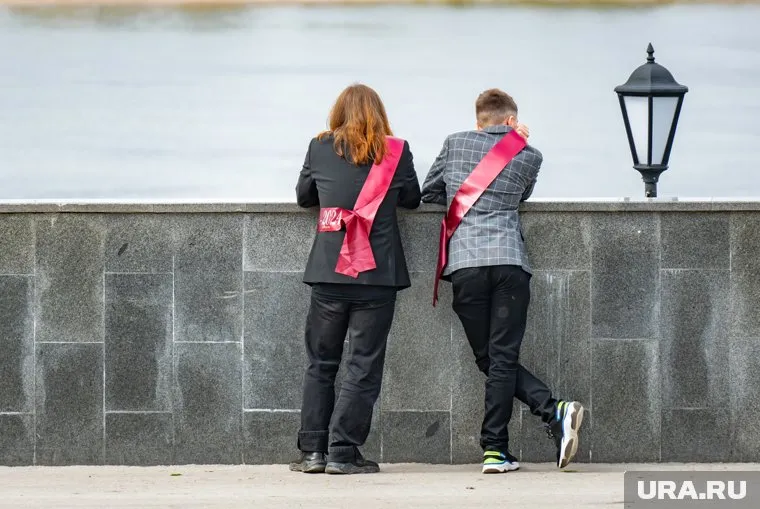 Большая доля затрат - гардероб школьника
Фото: Руслан Яроцкий © URA.RU