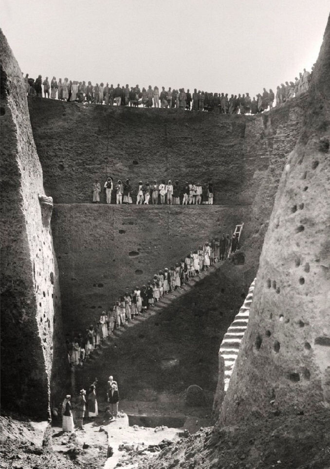 Л. Вулли с женой на дне раскопанного 20-ти метрового котлована