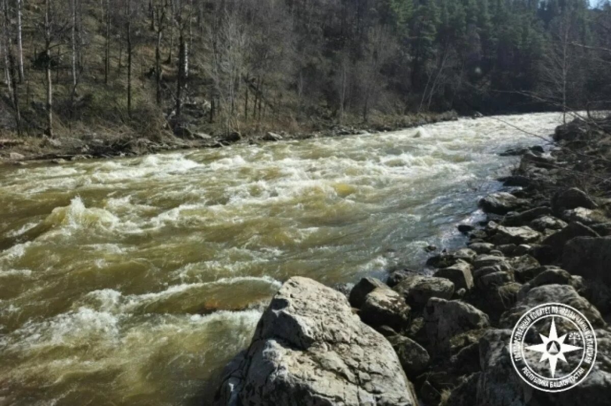    Тянули за жилет, он слетел.