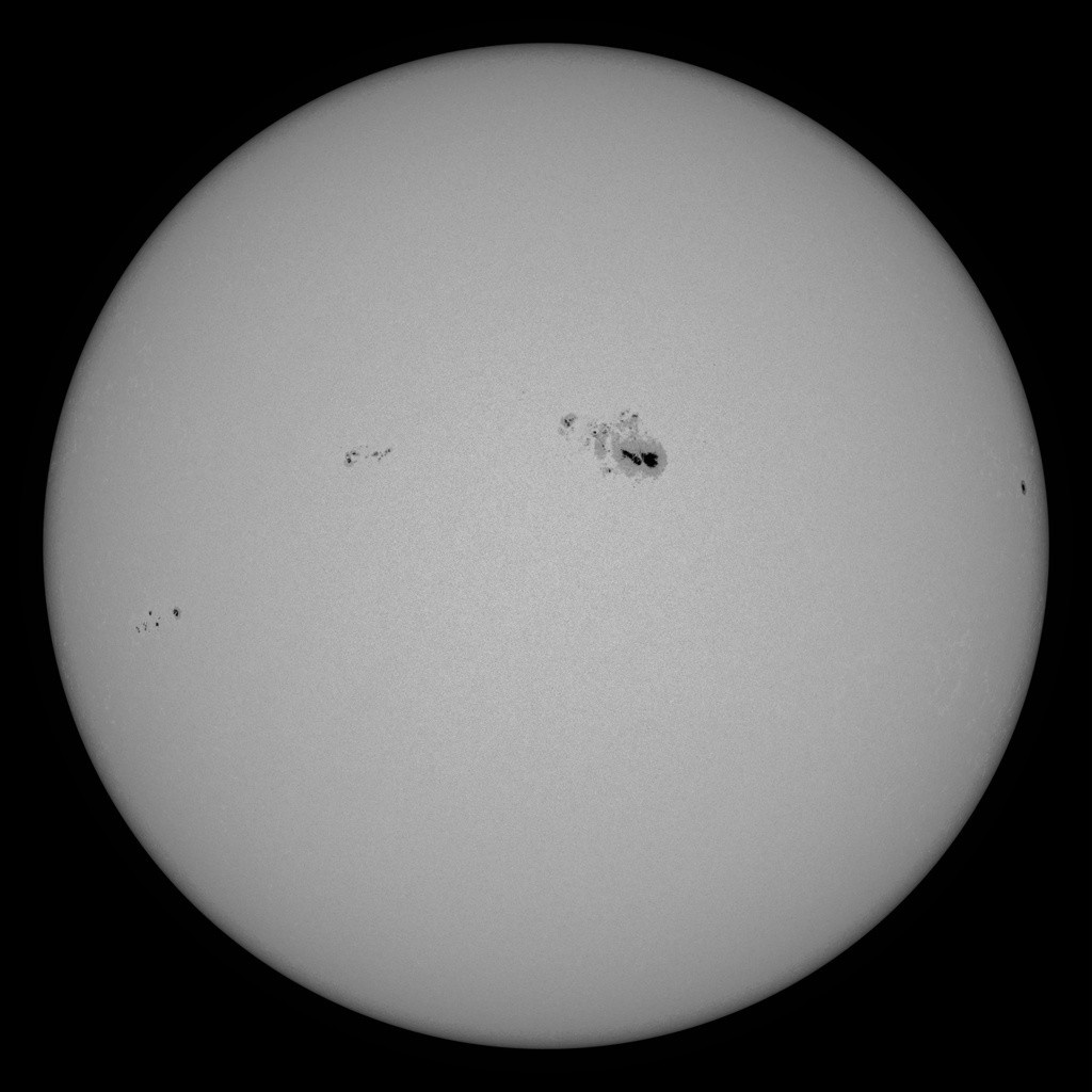 Пятна на Солнце 5 мая этого года (SOHO/ИКИ РАН)