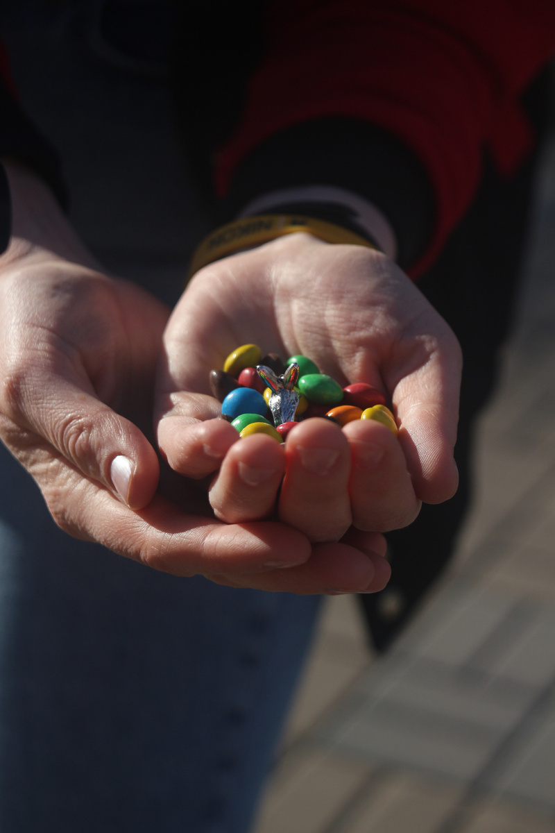 Снимок от Эли с фотопрактики. Иллюстрирует, что нас могут угощать конфетой, но бдительность не теряйте