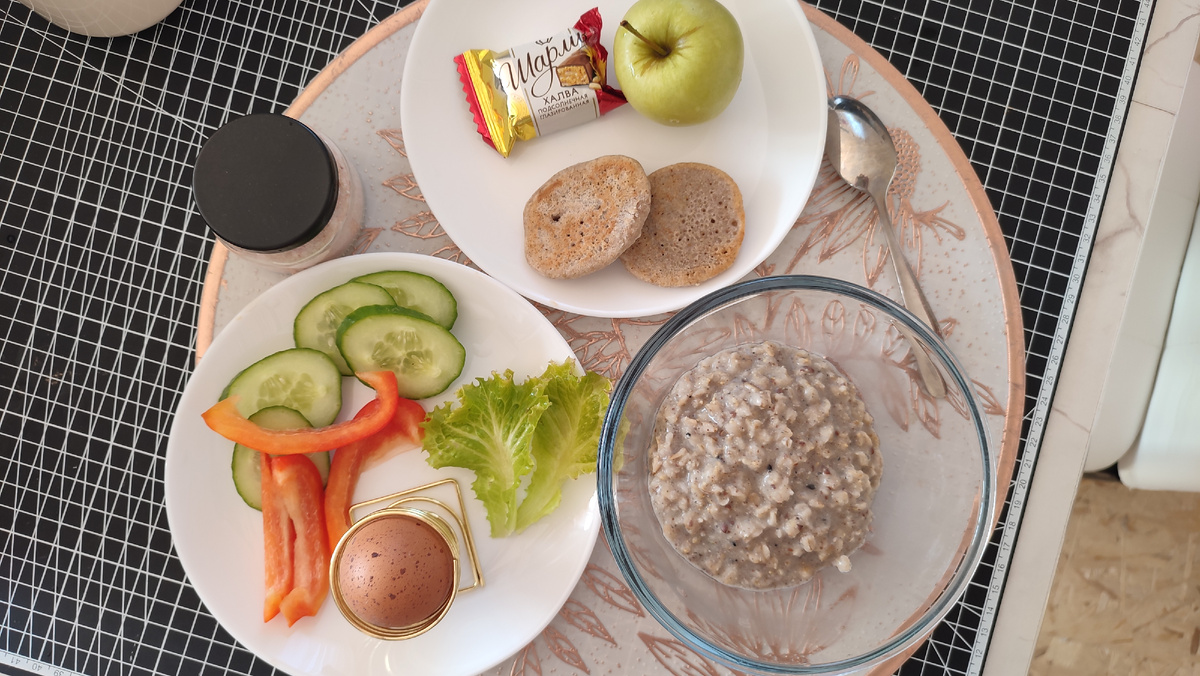 Завтрак: яйцо всмятку, овощи, салат с грядки, каша овсяная с семенами на воде, оладьи гречневые, халва в шоколаде, яблоко