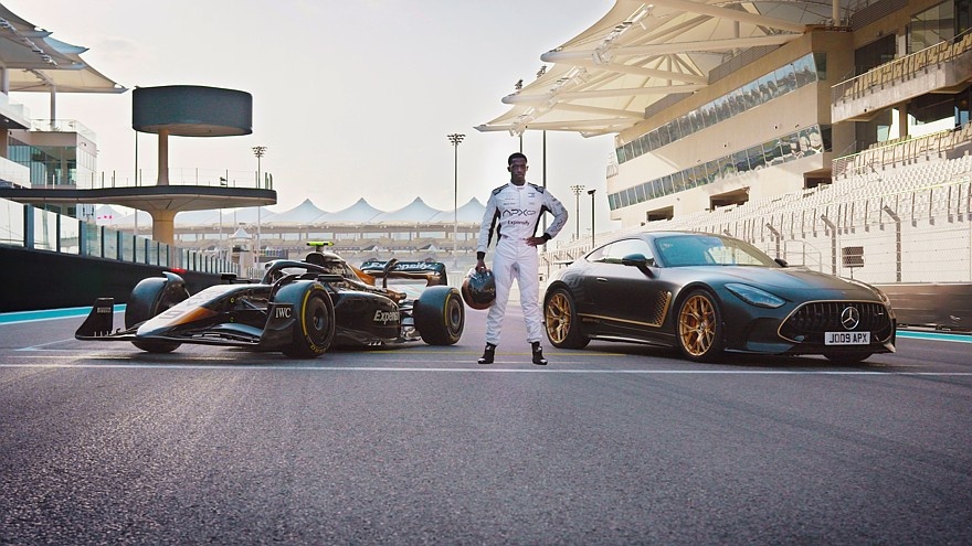    Демсон Идрис в роли гонщика Формулы-1