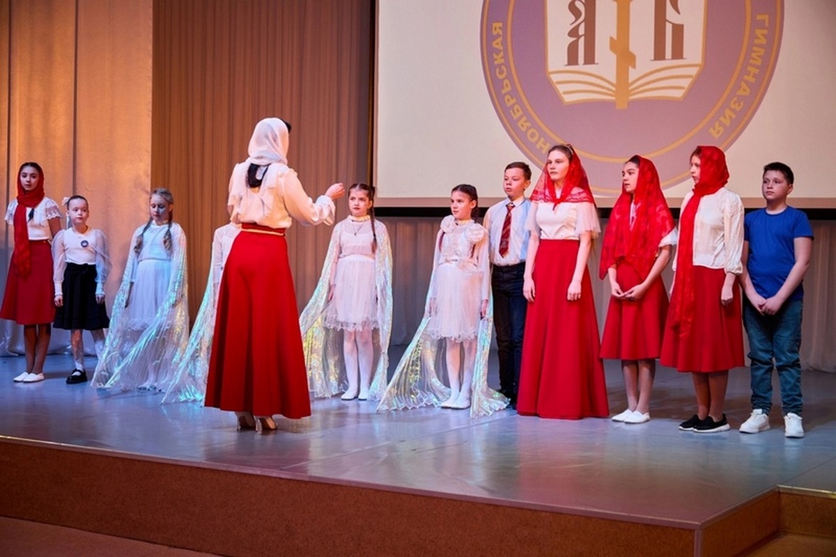 Праздничный концерт прошел в Светлую субботу Пасхальной недели. Со сцены звучали торжественные песнопения в исполнении хора гимназистов.