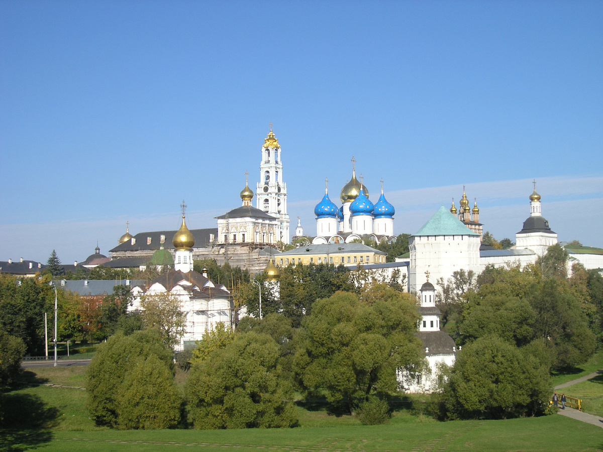 Ссылка на фото:https://upload.wikimedia.org/wikipedia/commons/c/c9/Russia-Sergiev_Posad-Troitse-Sergiyeva_Lavra-Panorama-5.jpg