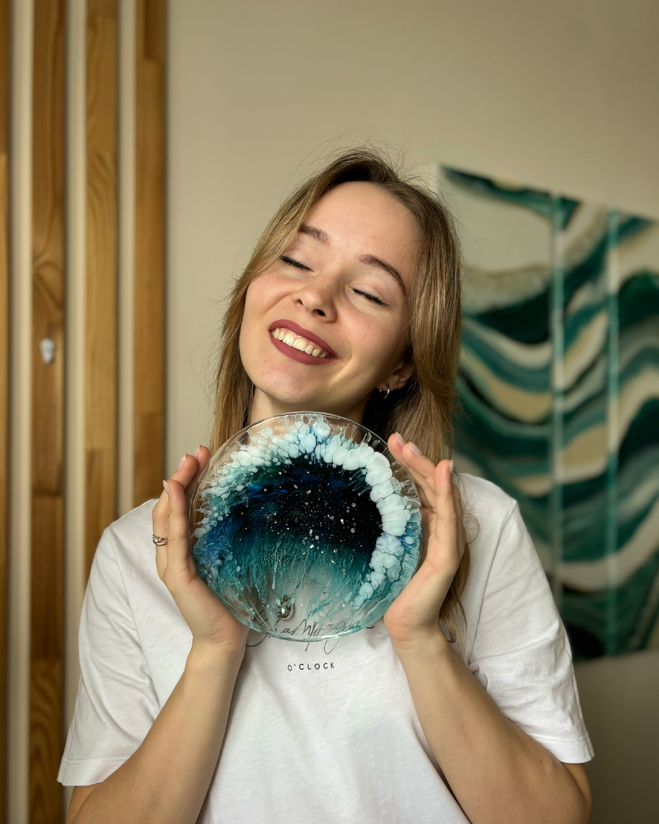 Я Александра, за 4 года залила больше 180 000л смолы 