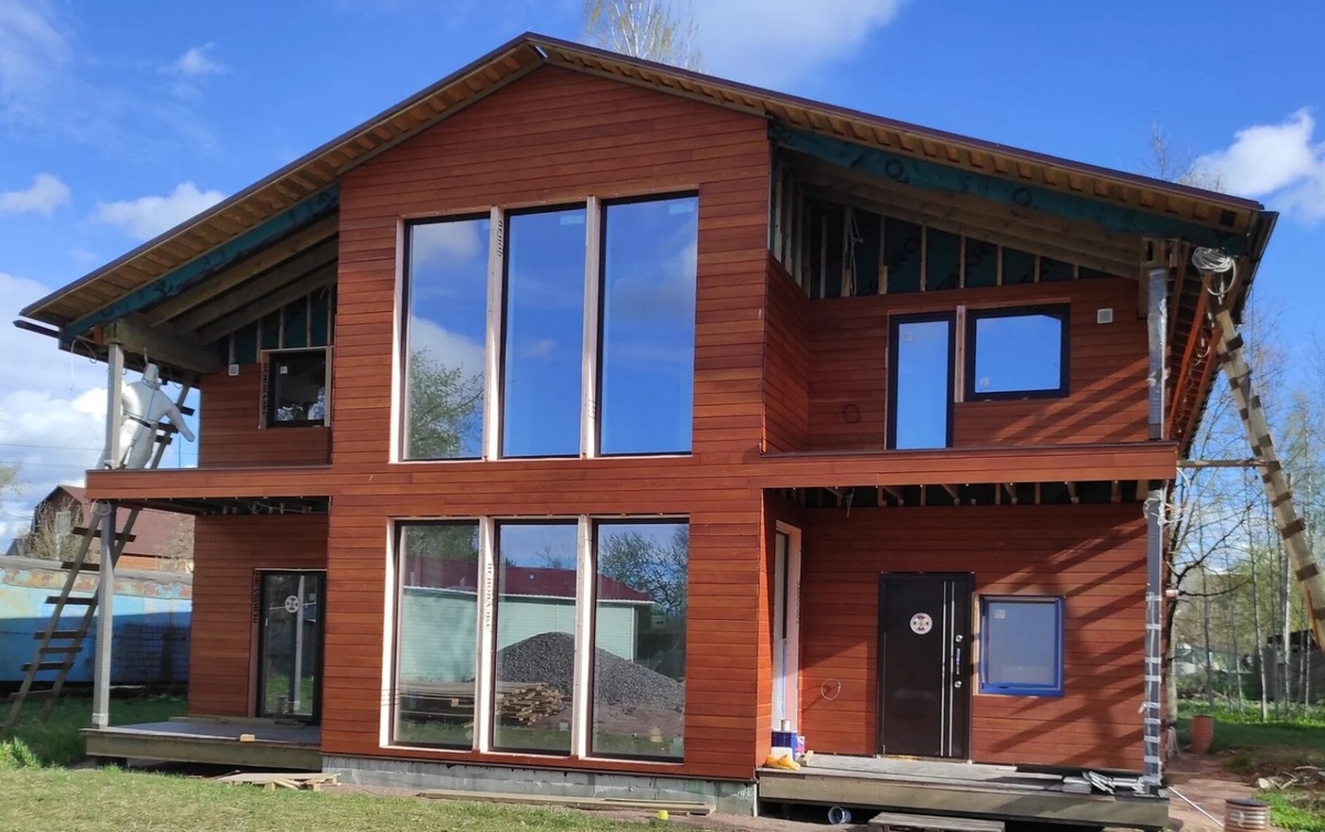 Облицовка фасада скошенным планкеном из лиственницы 