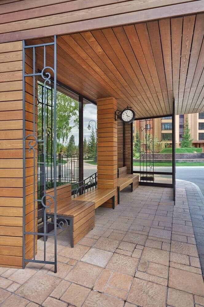 Прямой планкен из лиственницы. Вариант отделки остановки общественного транспорта