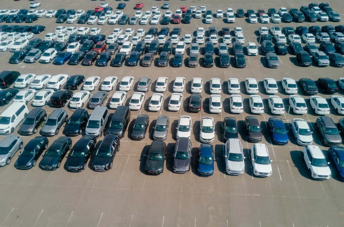 стоянки забиты новыми автомобилями...