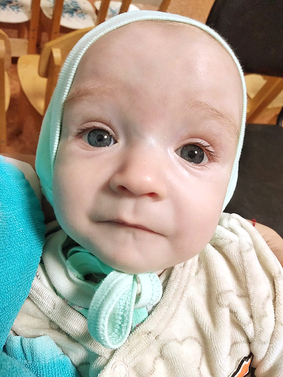 Леша в доме ребенка на встрече с будущими родителями.