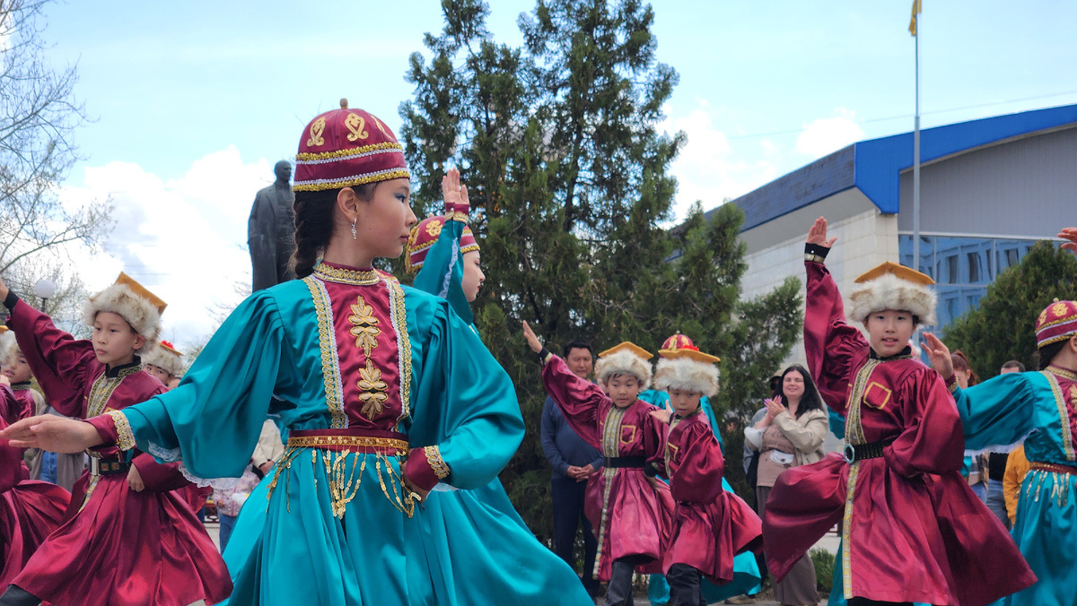Танцуют детки из ансамбля "Герел" им. Эмбы Манджиева