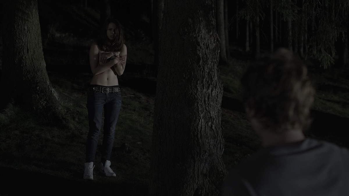 Вторая встреча героев, при которой они знакомятся, происходит в необычных условиях. Каждый из них обнажён, а значит - максимально уязвим и открыт. 