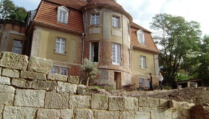 Обветшалое поместье как нельзя лучше символизирует то прошлое, в которое погружается Йоханна. 