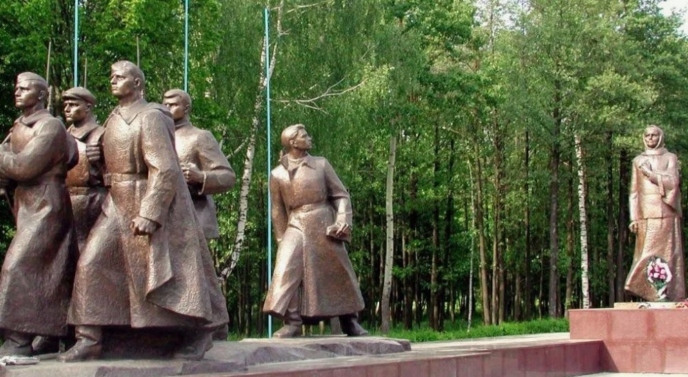 Памятник Анастасии Фоминичне Куприяновой и её пяти погибшим сыновьям в городе Жодино (Беларусь)/из доступного фонда Яндекс.Картинки/