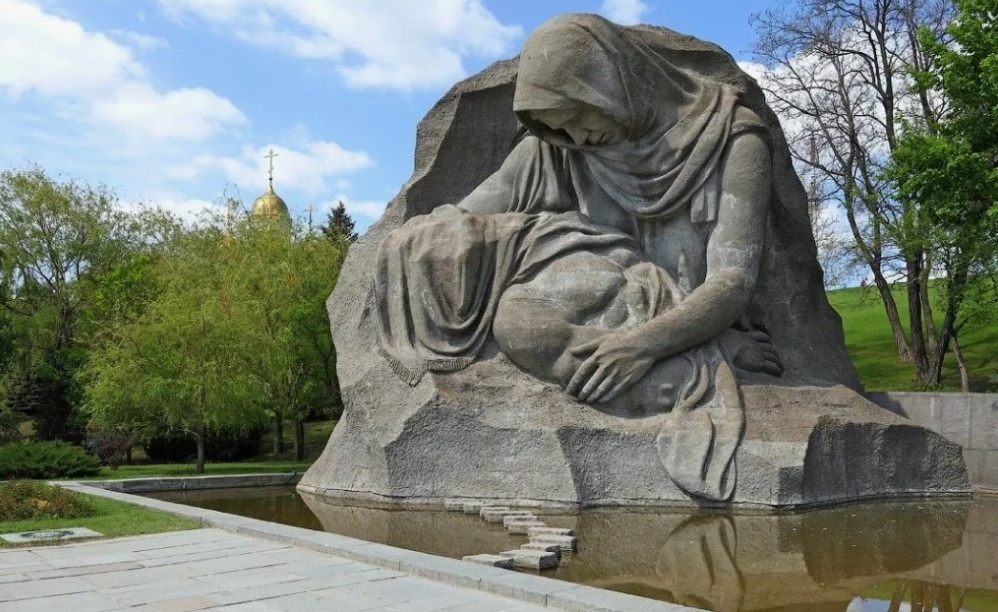 Монумент "Скорбящая мать". /из доступного фонда Яндекс.Картинки/